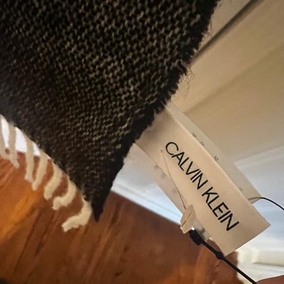 Calvin Klein scarf, new with tags - Picture 3 of 4